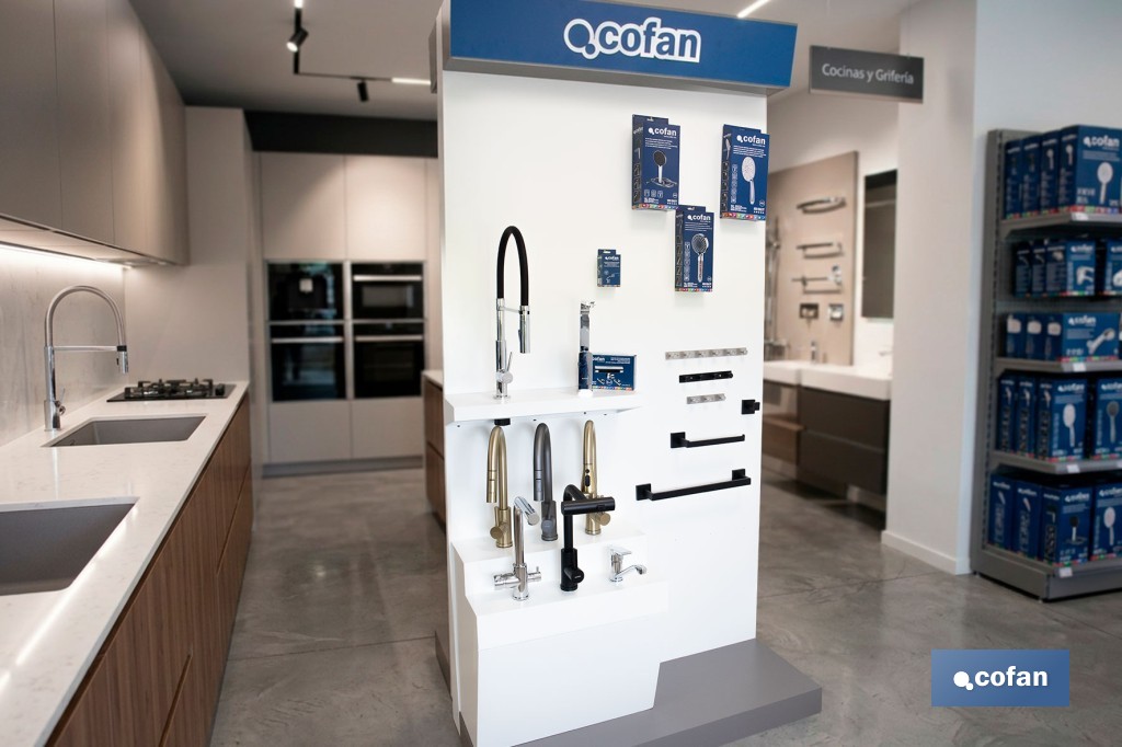 Expositor de madera con grifería y accesorios de baño | Incluye 32 referencias, 96 productos | Iluminación en el cabecero - Cofan
