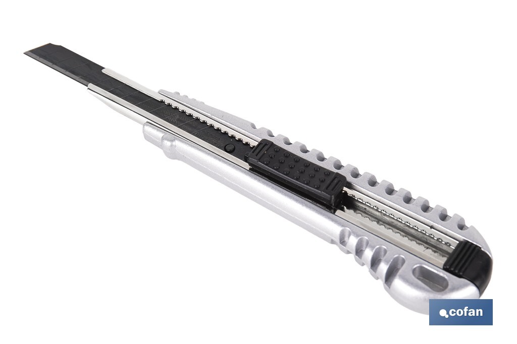Cúter profesional de aluminio | Hoja negra SK2 | Sistema de bloqueo automático | Zona antideslizante | Disponible en 2 medidas - Cofan
