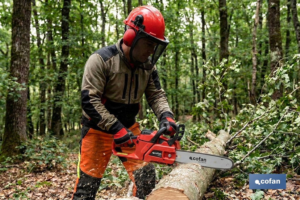 Kit forestal 4 en 1: casco rojo con protección de rostro y oídos. Protección triple certificada. - Cofan