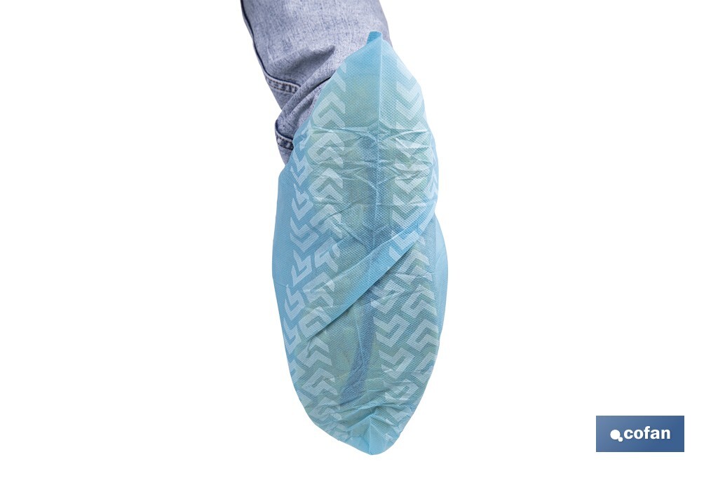 Disposable shoe covers | Slip resistant | Material: polypropylene | Colour: blue | One size fits all | Available in packs of 100 pieces - Cofan