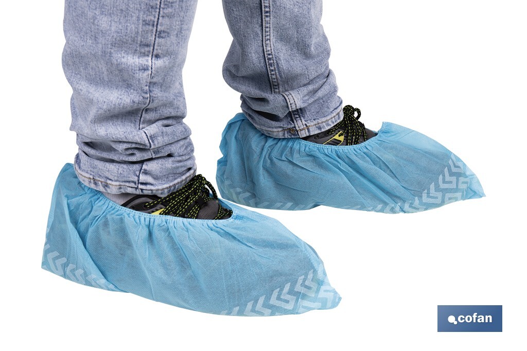Disposable shoe covers | Slip resistant | Material: polypropylene | Colour: blue | One size fits all | Available in packs of 100 pieces - Cofan
