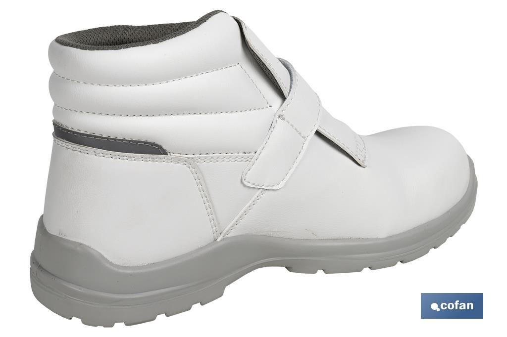 S2 SRC white safety boot | Sizes available range from 35 to 47 (EU) | White Eagle Model - Cofan