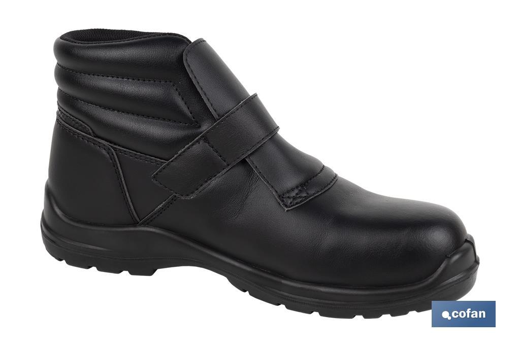 Bota Negra S2 SRC | Tallas desde la 35 a la 47 | Bota Hidrófuga con Plantilla - Cofan