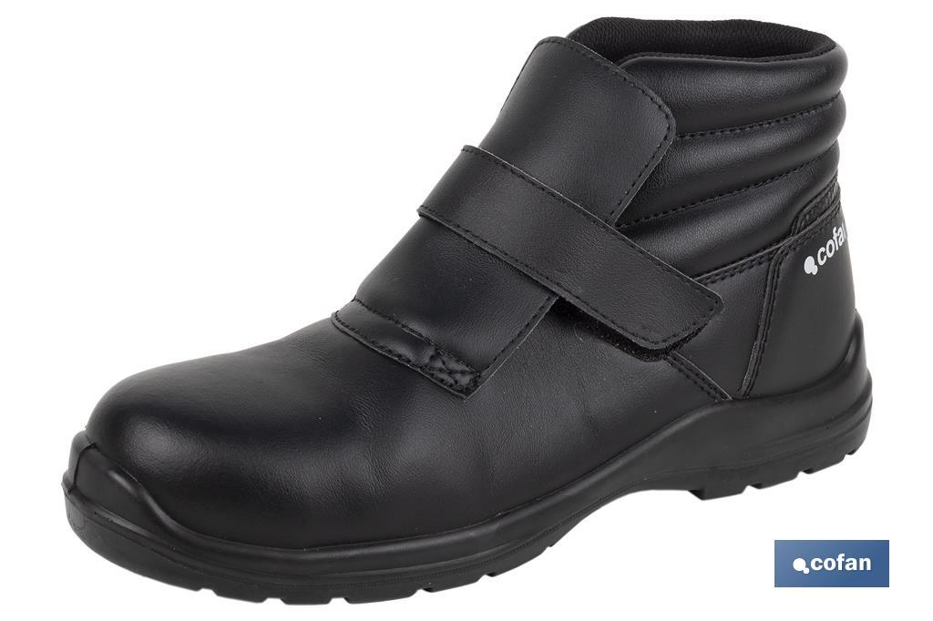 Bota Negra S2 SRC | Tallas desde la 35 a la 47 | Bota Hidrófuga con Plantilla - Cofan