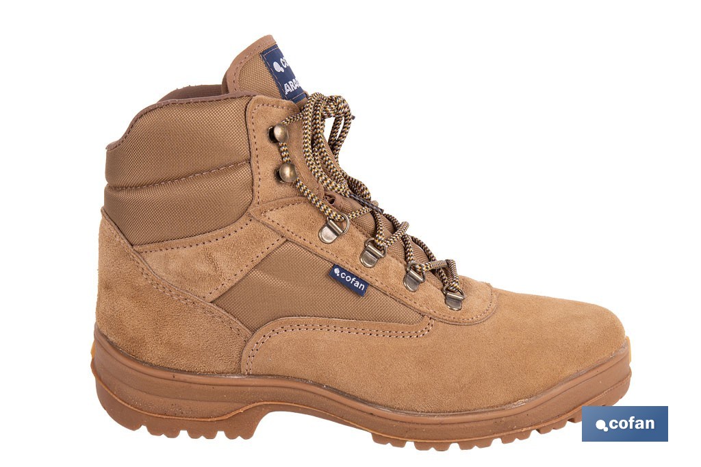 Bota de trekking Aracena con suela antideslizante de caucho | Serraje natural y cierre por cordones | Adecuada para senderismo y media montaña | Disponible desde la talla 38 hasta la 46 - Cofan