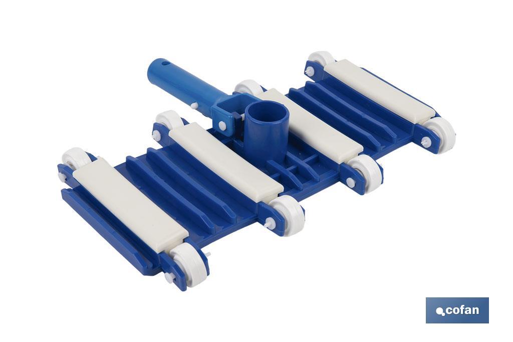 Limpiafondos Flexible para Piscinas con 8 Ruedas | Medidas de 33 x 18 cm y Mango de Ø 2,8 cm - Cofan