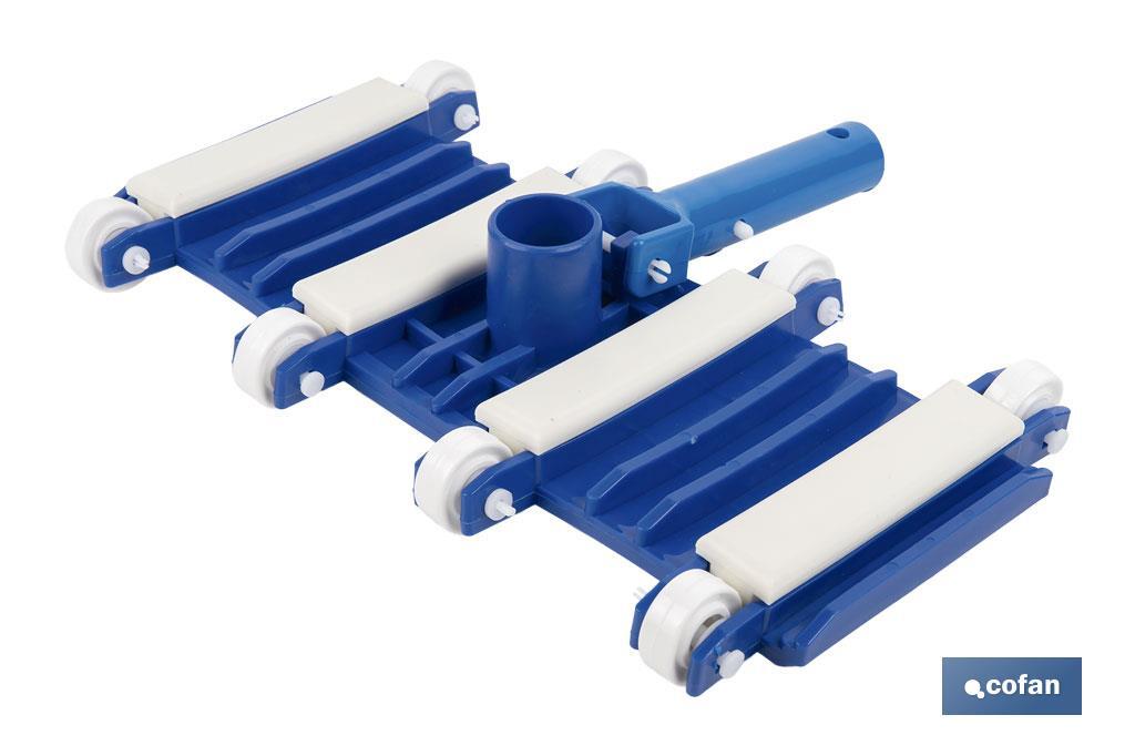 Limpiafondos Flexible para Piscinas con 8 Ruedas | Medidas de 33 x 18 cm y Mango de Ø 2,8 cm - Cofan