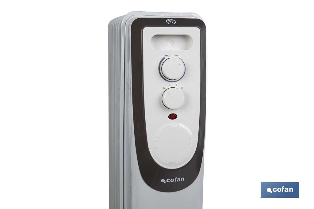 Radiador de aceite 2500 W | Color: blanco | Con 11 elementos y termostato regulable | Seguridad antiincendios y Control antivuelco - Cofan