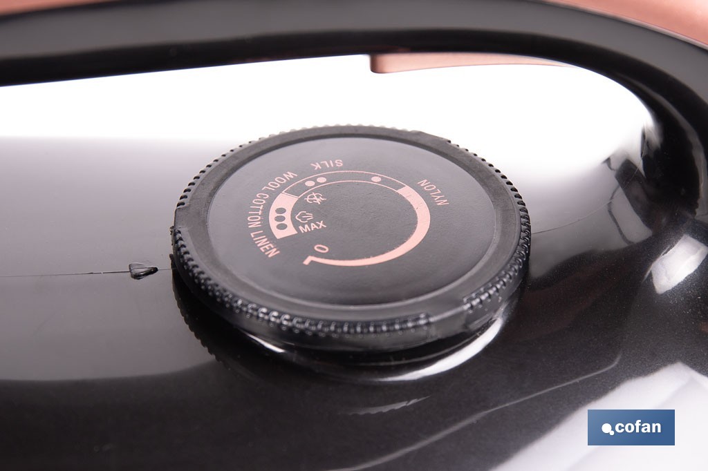 Centro de planchado con depósito de agua extraíble 1,5 litros | Potencia: 3100 W y 8 bares | Suela de cerámica y función de autolimpieza - Cofan