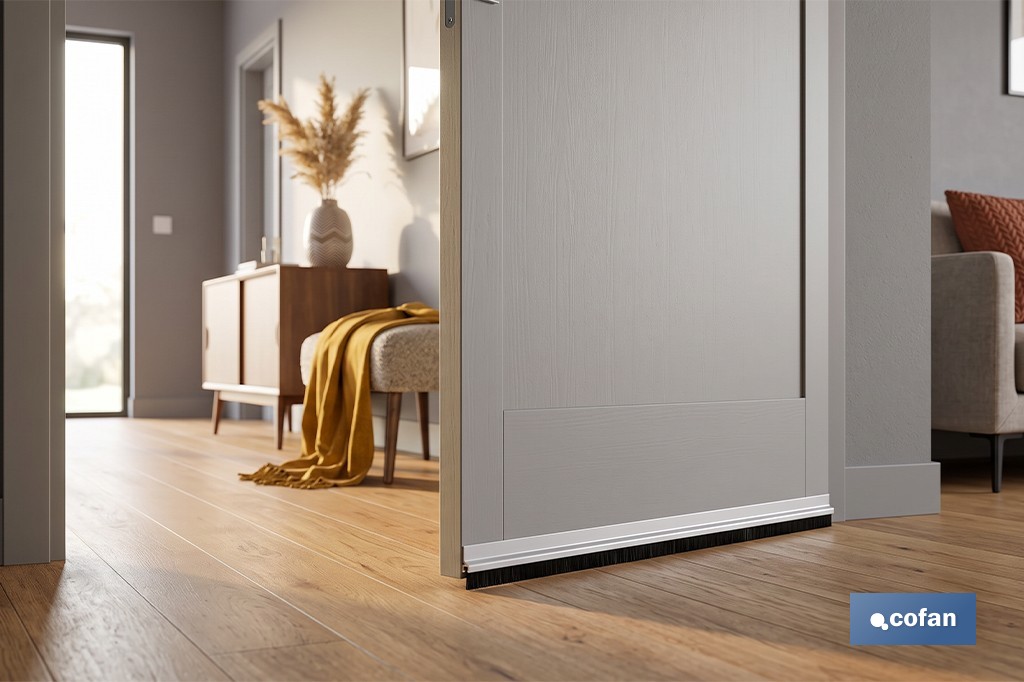 Burlete adhesivo de aluminio con cepillo | Longitud de 92 cm | Disponible en diferentes acabados - Cofan