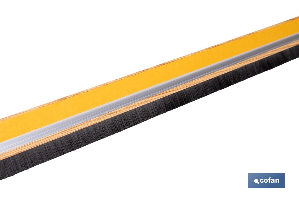 Burlete adhesivo de aluminio con cepillo | Longitud de 92 cm | Disponible en diferentes acabados - Cofan