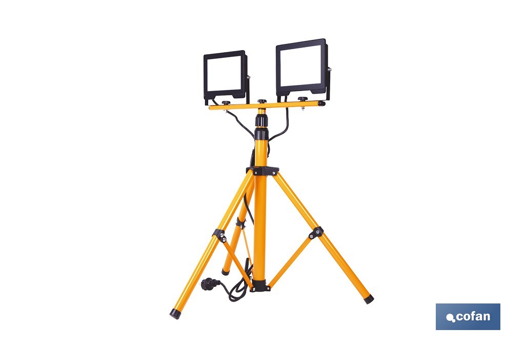 Trípode telescópico con 2 proyectores LED | Altura máxima 1,75 m, 50 W, 4500 lm, protección IP65 | Cable de 1,9 m con enchufe europeo - Cofan