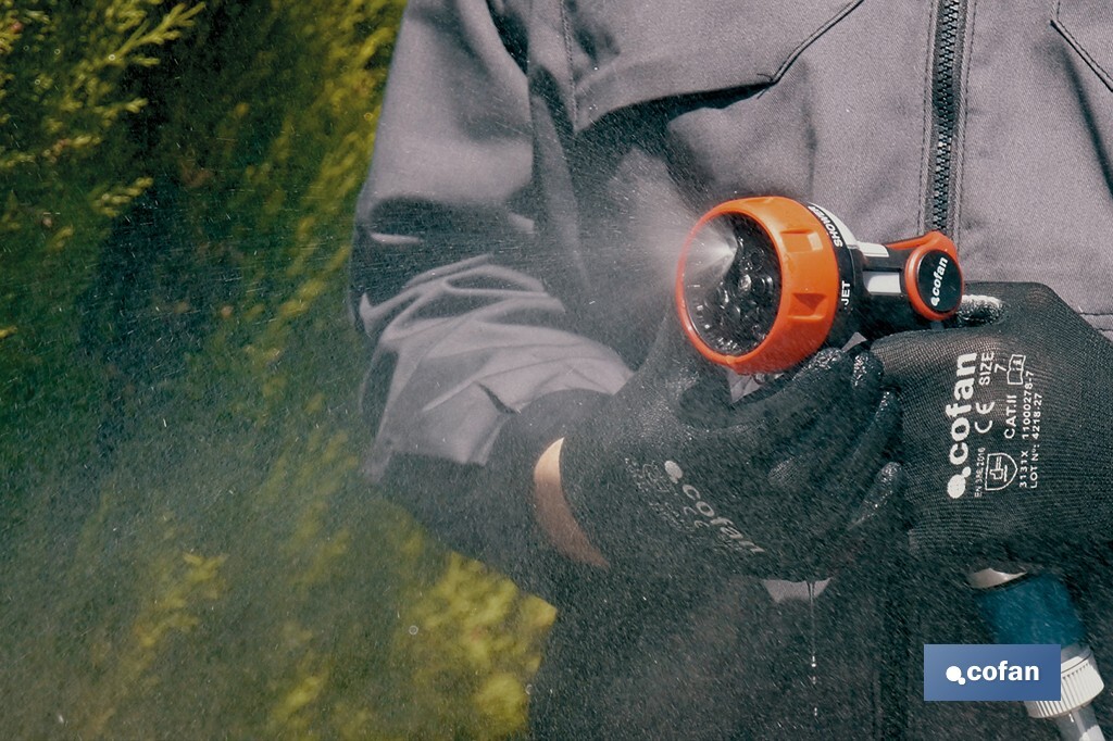 Spray gun with 7 spray patterns and thumb control design - Cofan