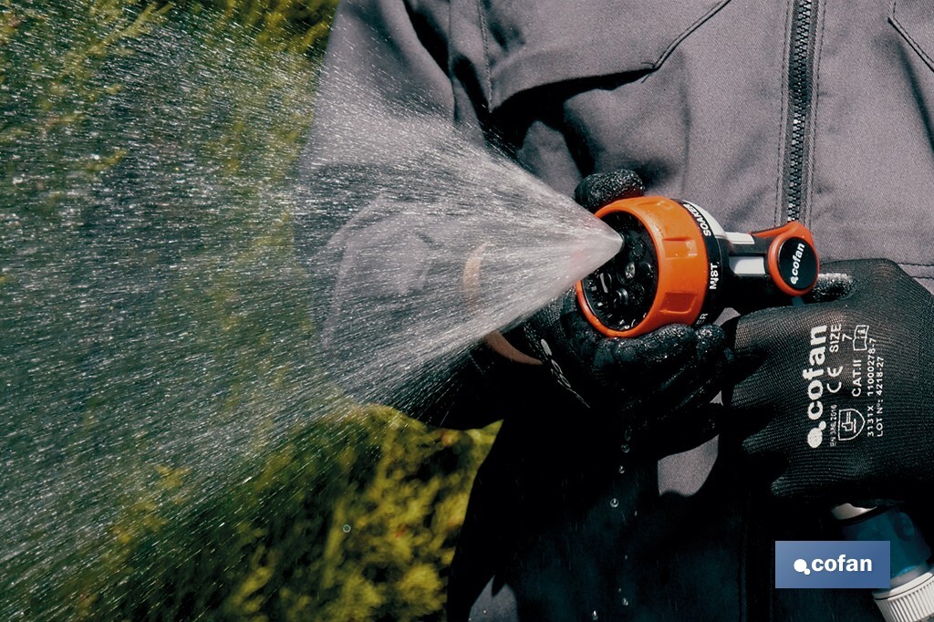 Spray gun with 7 spray patterns and thumb control design - Cofan