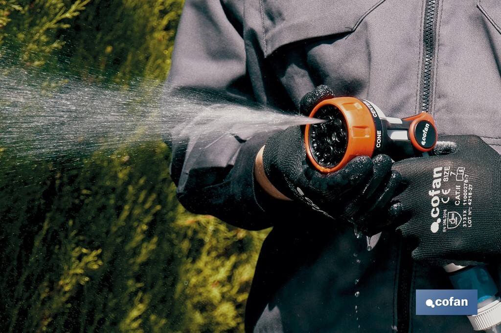Spray gun with 7 spray patterns and thumb control design - Cofan