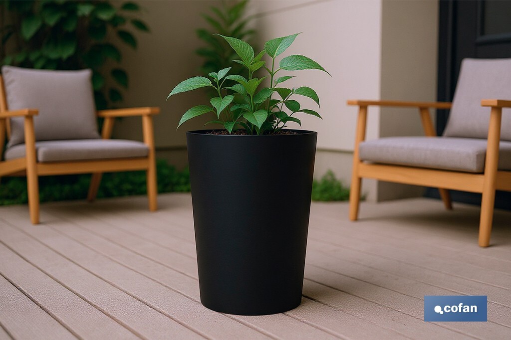 Maceteros cónicos decorativos con depósito | Color: negro | Resistentes para los UV | Material: polipropileno | Disponibles en diferentes medidas - Cofan