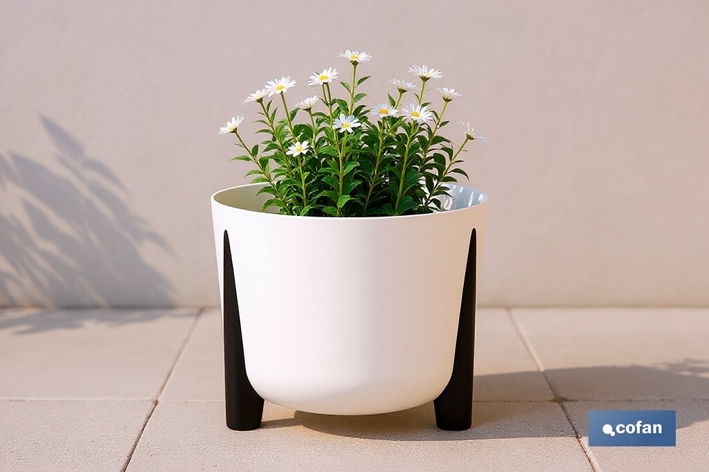 Decorative plant pots with legs | Drain plug included | Available in coffee and cream colours | Different sizes and capacities - Cofan