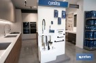 Expositor de madera con grifería y accesorios de baño | Incluye 32 referencias, 96 productos | Iluminación en el cabecero - Cofan
