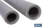 Coquillas aislantes para tuberías | Material: polietileno expandido | Color: gris | Protección térmica y anticorrosión | Disponible en diferentes diámetros y longitudes - Cofan