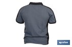 Polo de trabajo modelo Balder en gris oscuro y negro | Cómodo y transpirable con cierre de 3 botones | Materiales: 95 % algodón y 5 % elastano | Disponible desde la talla S hasta la XXXL - Cofan