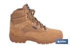 Bota de trekking Aracena con suela antideslizante de caucho | Serraje natural y cierre por cordones | Adecuada para senderismo y media montaña | Disponible desde la talla 38 hasta la 46 - Cofan