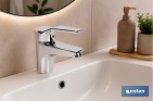 Grifo monomando para lavabo con acabado cromado | Incluye soporte de fijación, latiguillos flexibles y cartucho cerámico de 40 mm - Cofan