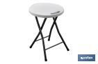 TABOURET PLIANT DE COULEUR BLANCHE | APPROPRIÉ POUR L'INTÉRIEUR ET L'EXTÉRIEUR | DIMENSIONS : 33 X 30 CM DE LARGEUR X 46 CM DE HAUTEUR