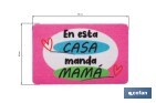 Felpudo entrada "En esta casa manda mamá" | Adecuado para interior y exterior | Material resistente | Base antideslizante | Medidas: 40 x 60 cm - Cofan