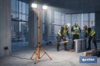 Trípode telescópico con 2 proyectores LED | Altura máxima 1,75 m, 50 W, 4500 lm, protección IP65 | Cable de 1,9 m con enchufe europeo - Cofan