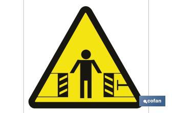 Squashing risk. The design of the sing may vary, but in no case will its meaning be changed. - Cofan