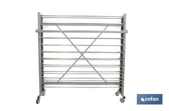 Expositor de hules y manteles horizontal | Material: metal y aluminio | Ruedas incluidas | Capacidad para 22 rollos | Medidas: 1,67 m de ancho x 1,55 m alto x 40 cm de profundidad - Cofan