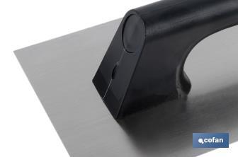 Llana modelo rectangular | Mango de plástico | Medidas: 300 x 150 x 0,7 mm | Fabricada en acero inoxidable - Cofan