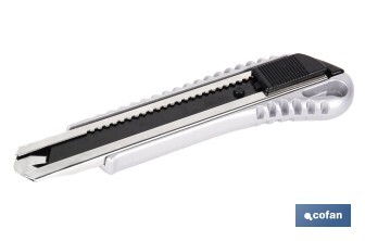 Cúter profesional de aluminio | Hoja negra SK2 | Sistema de bloqueo automático | Zona antideslizante | Disponible en 2 medidas - Cofan