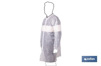 Disposable white gown | Material polypropylene | Colour: white | Hook and loop fastener and elastic cuffs | One size fits all - Cofan