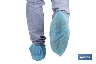 Disposable shoe covers | Slip resistant | Material: polypropylene | Colour: blue | One size fits all | Available in packs of 100 pieces - Cofan