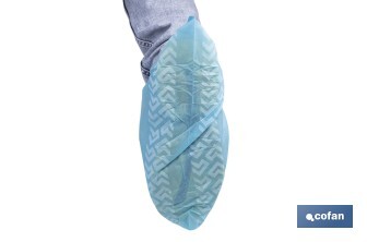 Disposable shoe covers | Slip resistant | Material: polypropylene | Colour: blue | One size fits all | Available in packs of 100 pieces - Cofan