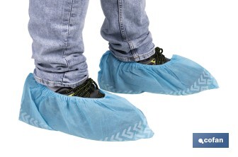 Disposable shoe covers | Slip resistant | Material: polypropylene | Colour: blue | One size fits all | Available in packs of 100 pieces - Cofan