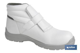 S2 SRC white safety boot | Sizes available range from 35 to 47 (EU) | White Eagle Model - Cofan