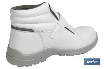 S2 SRC white safety boot | Sizes available range from 35 to 47 (EU) | White Eagle Model - Cofan