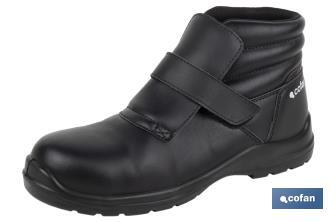 S2 SRC black safety boot | Sizes available range from 35 to 47 (EU) | Water-repellent boot with insole - Cofan