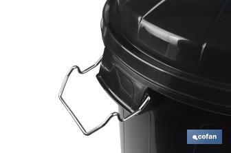 Poubelle avec couvercle et poignées métalliques | Capacité : 100 litres | Matériau : polypropylène | Couleur : noir - Cofan