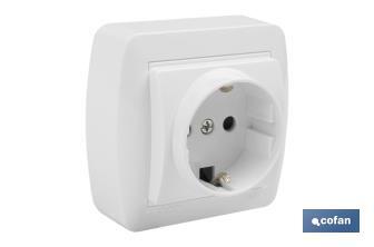 Base Bipolar de superficie | Modelo Atlantis | Color blanco | 16 A - 250 V | L-N - Cofan