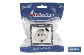 Base de enchufe bipolar | Modelo Pacific | 2 P + T con obturador | Incluye una entrada de puerto USB - Cofan