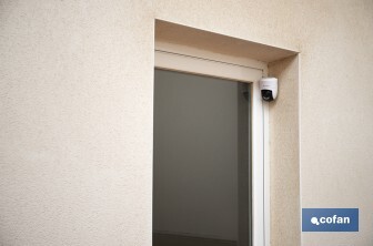 Cámara de seguridad inteligente con WiFi | Con control remoto, audio bidireccional y amplio ángulo de visión - Cofan